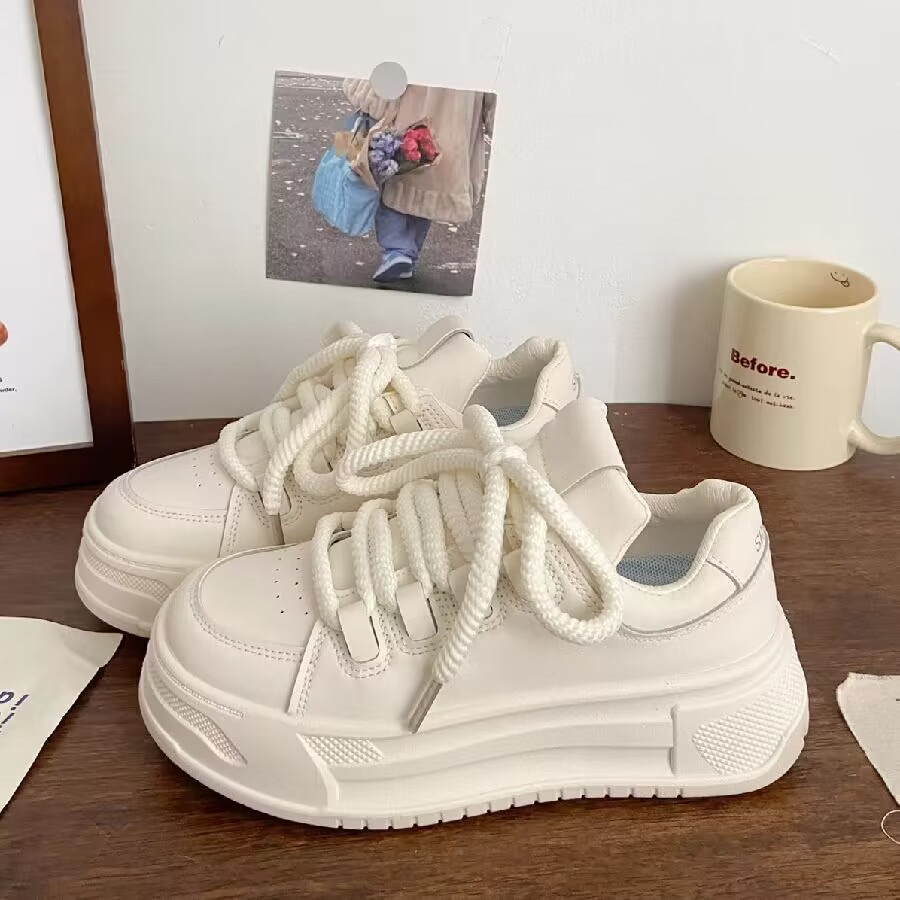 Small white female 2025 spring NEW hot new thick sole increased Sneaker Match with skirt explosion sports casual board shoes