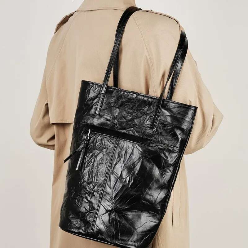 Bucket Bag, Large Capacity, Retro Commuting, Simple Literary And Artistic Hand-Scratched Shoulder Pleated Lazy Style Tote Bag