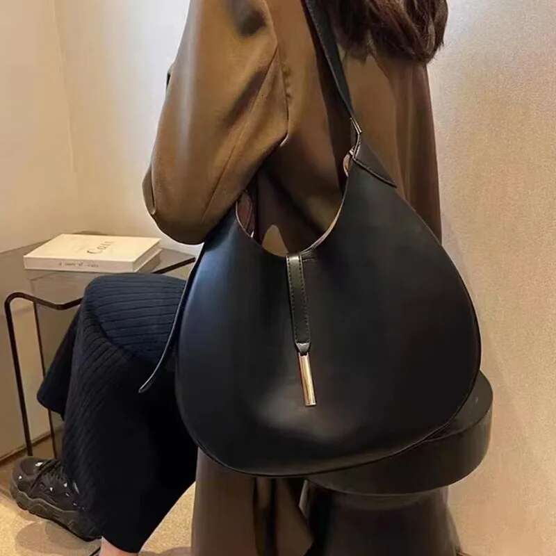 Niche Design Retro Dumpg Bag, Fashionable New Large-Capacity Commuter For Women, Simple And Versatile, High-End Shoulder Bag