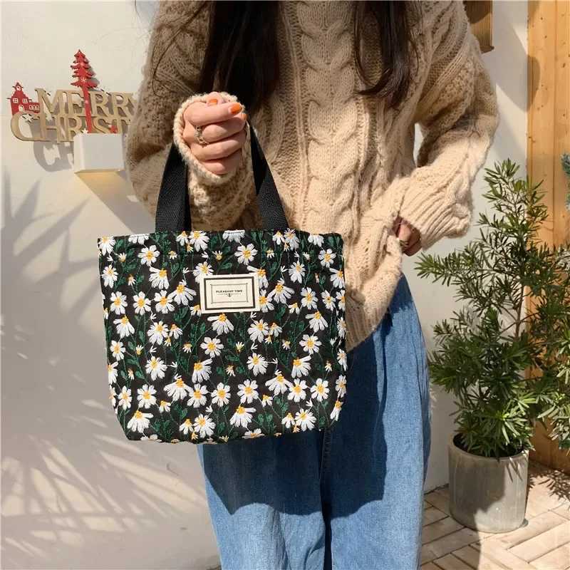 Sweet Embroidered Womens Bag 2023 New Daisy Flower Canvas Handbag Snack Storage Bento Bag Hand Carry Mommy Bag Z250224