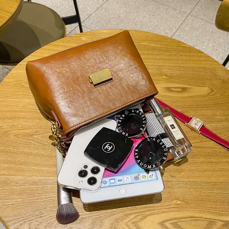 England Style Bags For Women Designer Handbags Purses 2024 New In PU Oil Wax Leather Vintage Chain Sequined Lock Shoulder