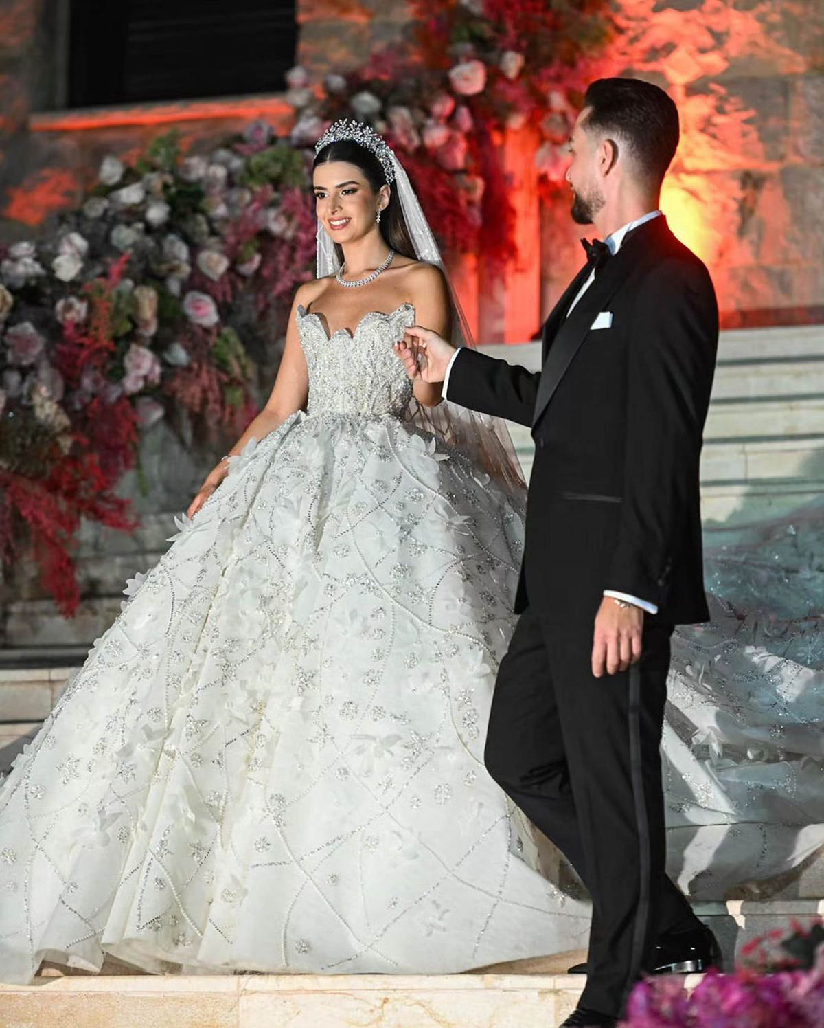 Graceful Princess Ball Gown Wedding Dresses Strapless Lace Crystal 3D Floral Appliques Beaded Sweep Floor Court Gown Customized Bridal Gown Vestidos D