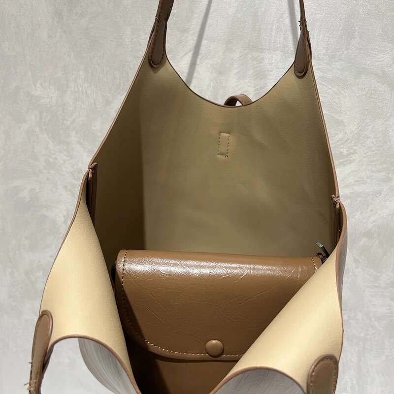 Classic Tote Bags For Women Designer Handbags Purse 2023 New PU Oil Wax Leather Lock Closure Decoration Underarm Shoulder