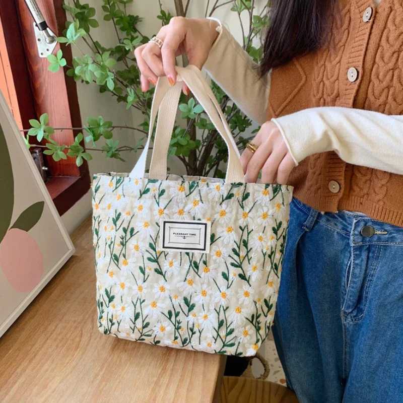 Sweet Embroidered Womens Bag 2023 New Daisy Flower Canvas Handbag Snack Storage Bento Bag Hand Carry Mommy Bag Z250224