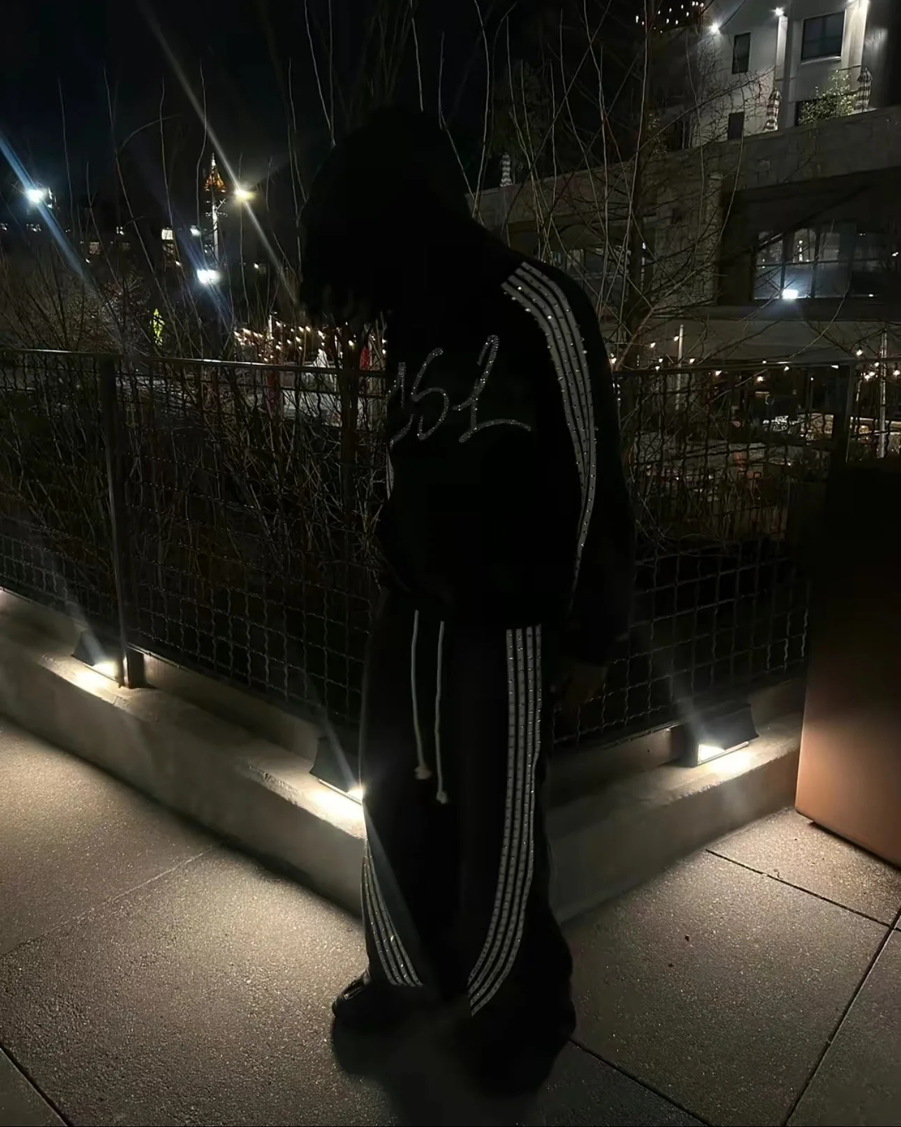 Streetwear Rhinestone Pullover Hoodie Men Women Harajuku Retro Stripes Graphic Print Black Sweatshirt Y2K Gothic Casual Clothing 250224