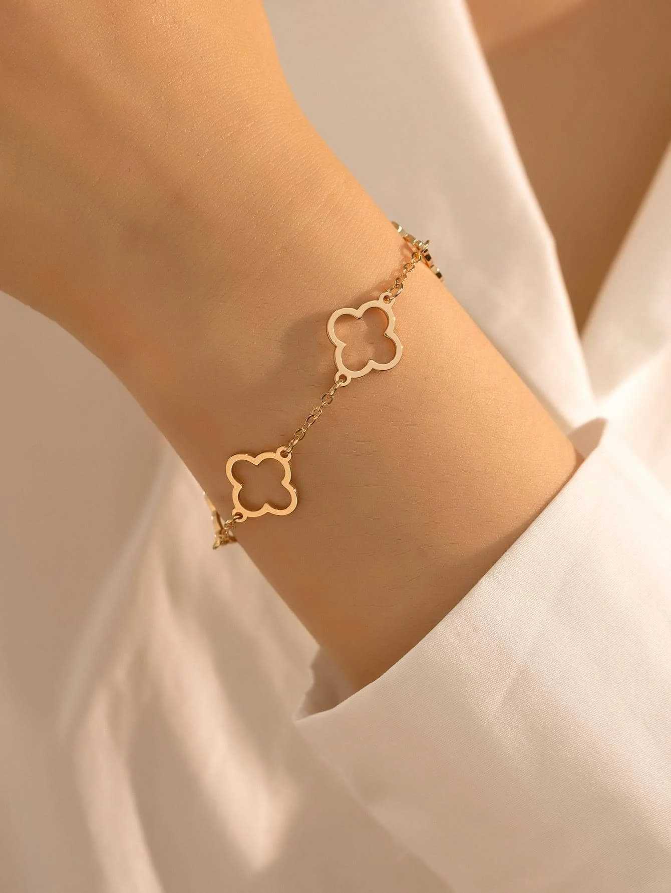 1 Lucky Luxury Fashion Flower Decor bracelet suitable for women daily decoration gift friend gift mother gift party gift jewelryXJ250225