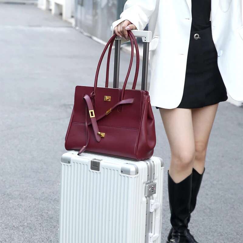 2025 New Lock Wing Shoulder Bag Large Capacity Commuter Designer Women's Handbag Motorcycle Bag Multi functional Women's Handbag2