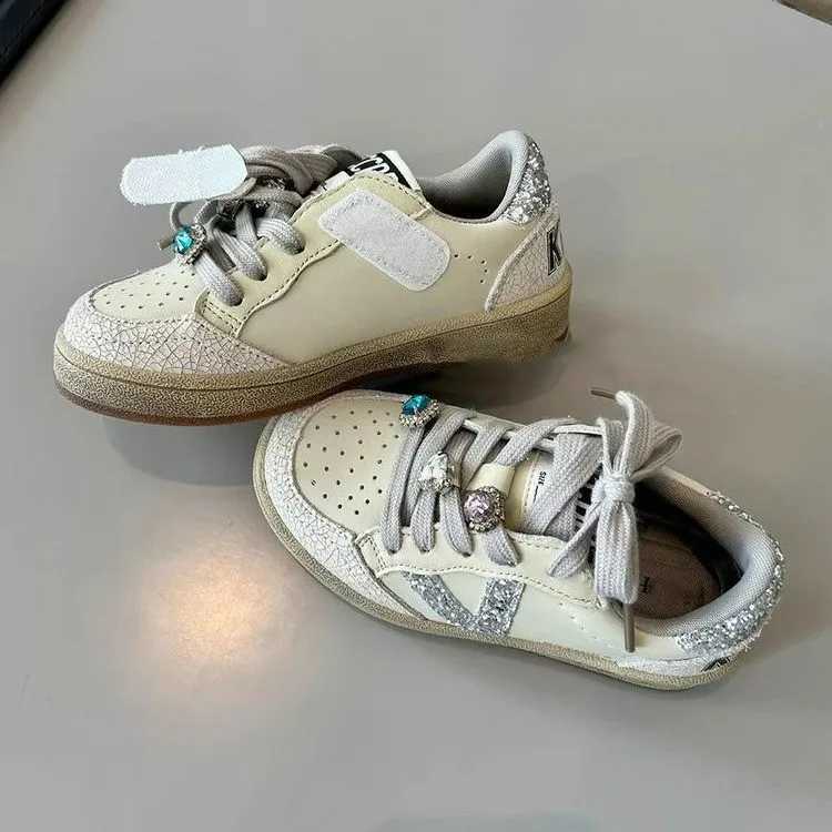 New childrens shoes for autumn 2024 boys with soft soles comfortable sports and leisure shoes girls with fashionable and bright diamond board shoes X2