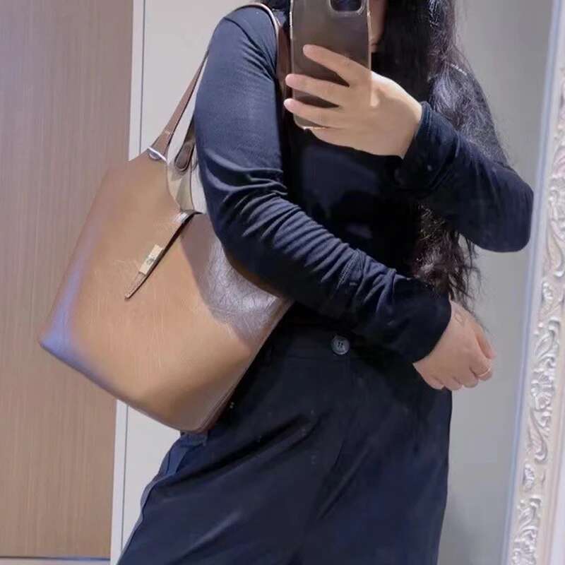 Classic Tote Bags For Women Designer Handbags Purse 2023 New PU Oil Wax Leather Lock Closure Decoration Underarm Shoulder