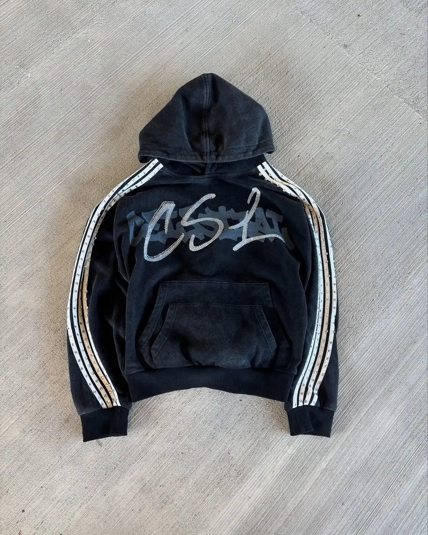 Streetwear Rhinestone Pullover Hoodie Men Women Harajuku Retro Stripes Graphic Print Black Sweatshirt Y2K Gothic Casual Clothing 250224