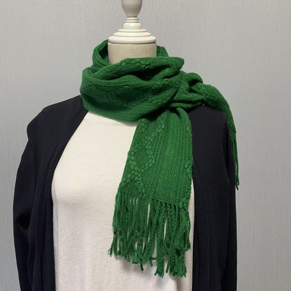 T166 scarf is versatile, high-value and warm for students and couples in autumn and winter. It is a retro knitted scarf