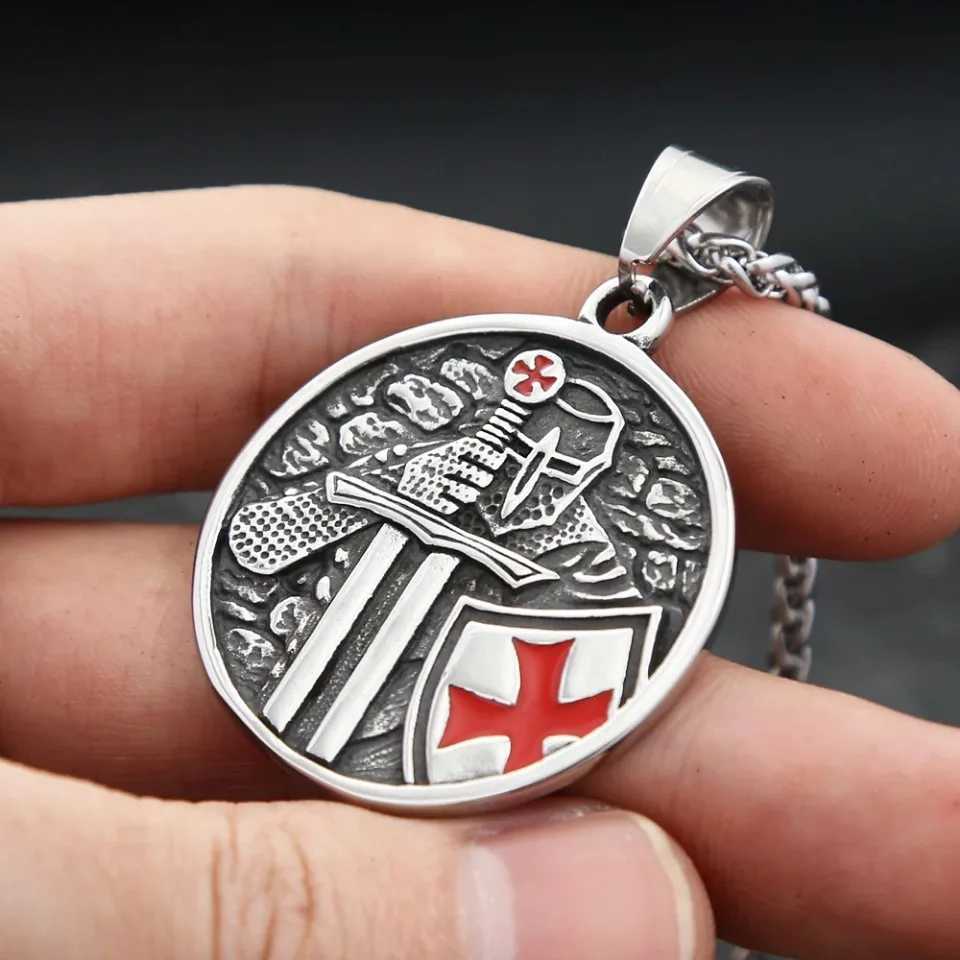 Retro Armor Knight Templar Cross Pendant Necklace Mens Stainless Steel Fashion Punk Amet Jewelry Gift Dropped X250224