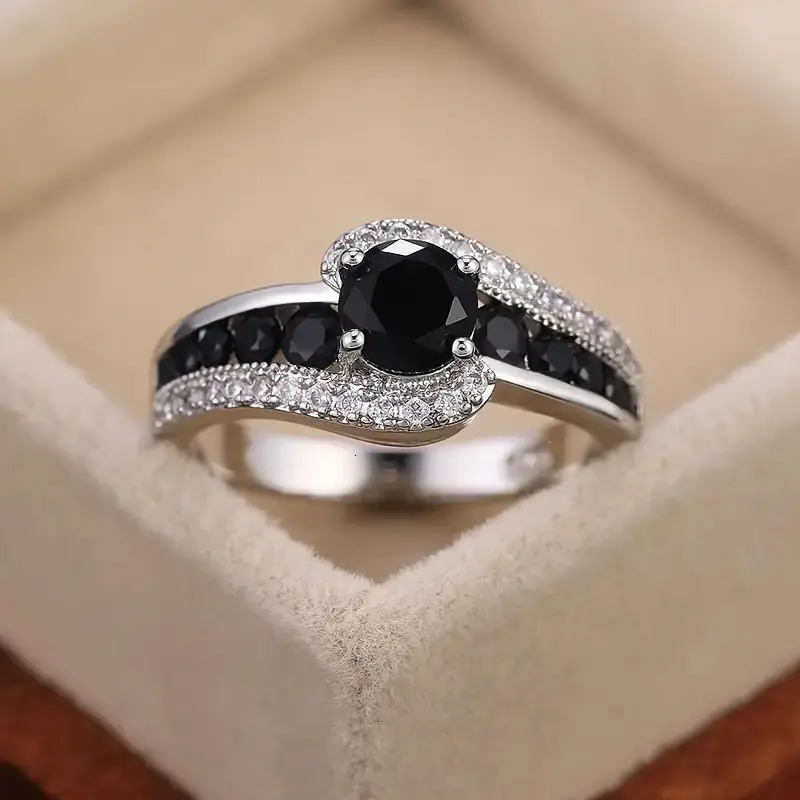 Special-interest Black Stone Women Wedding Ring Crystal Zircon Delicate Gift Top Quality Female Classic Jewelry 250220