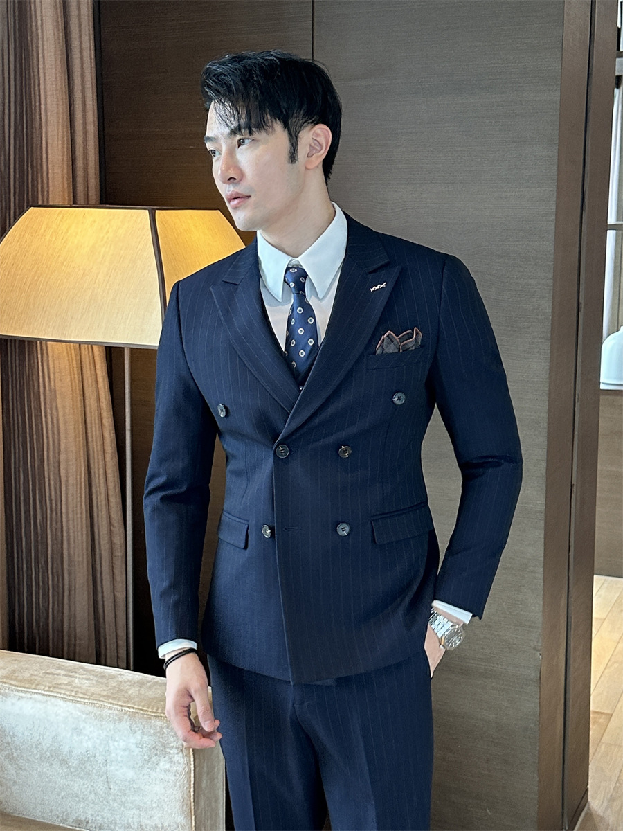 G226Premium Quality Men's Striped Suit - Sleek Design for Grooms and Celebrities