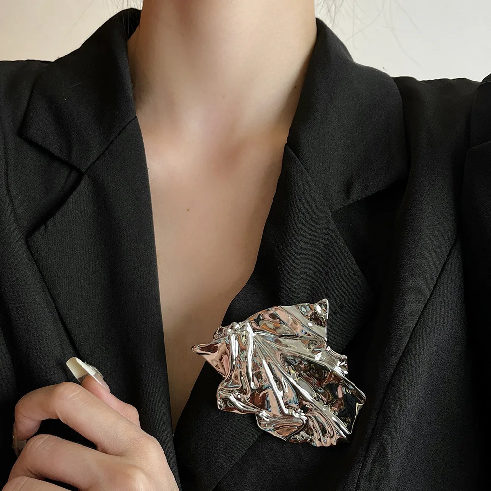 Metal Irregular Pleated Textured Broochs for Women Unique Creative Exquisite Fashion Suit Pins Party Jewelry Accessories 250225