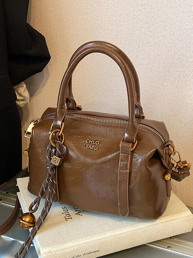 Free Shipping High-end Designer Handbags Womens 2025 New Winter Popular All-match Retro Texture One-shoulder Messenger Bag Trend 250225