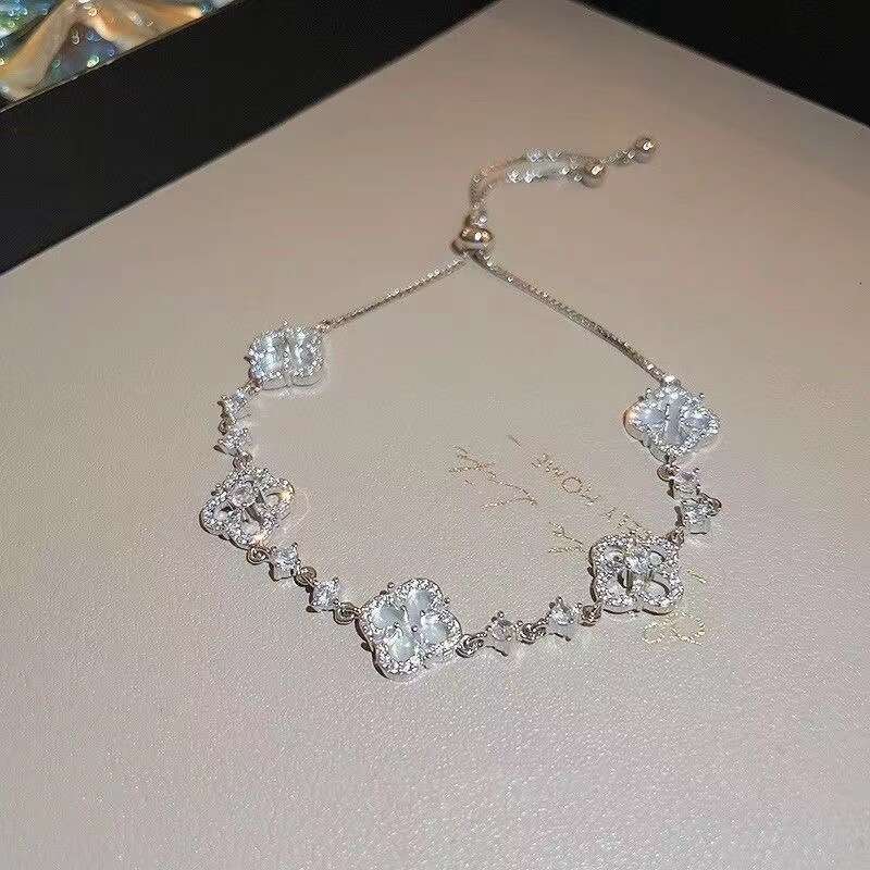 Four petal Zircon wer Bracelet with Light and High Quality, Adjustable Temperament, New Handicraft for Women