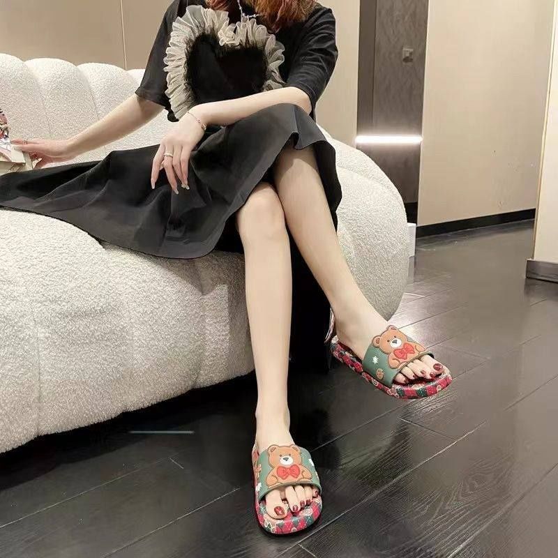 2025 New Designer Women's Sandals Casual Cute Outdoor Beach Slippers Indoor Bathroom Non Slip Slippers