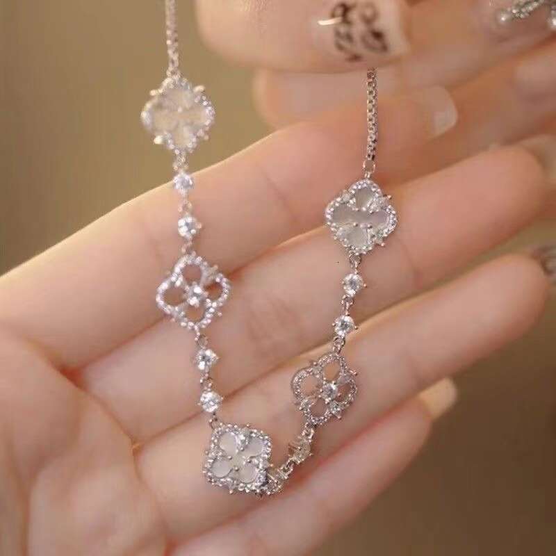 Four petal Zircon wer Bracelet with Light and High Quality, Adjustable Temperament, New Handicraft for Women