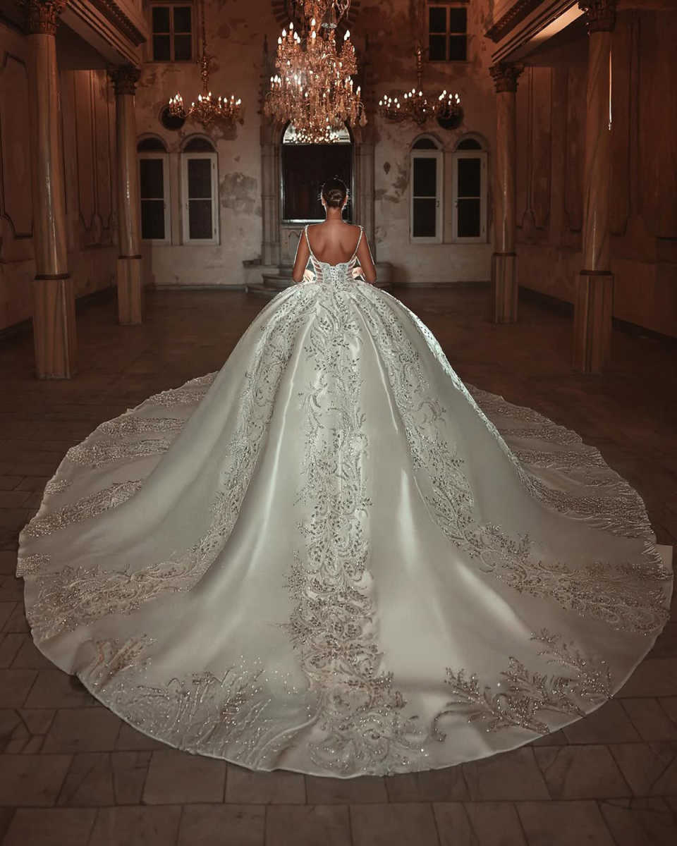 Luxury Wedding Dresses Ball Gown With Strapless Lace Crystal 3D-Floral Appliques Beads Sequins Floor-Length Court Gown Customized Bridal Gowns Vestido