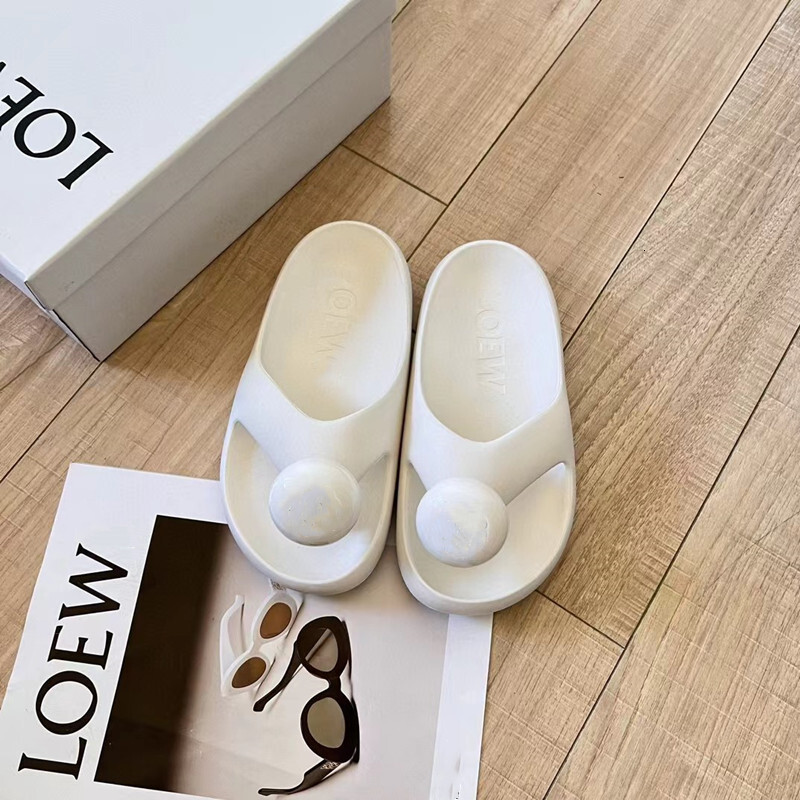 Comfortable flat bottomed vacation beach flip flops for summer 2024, with thick bottom and a casual toe, worn outside