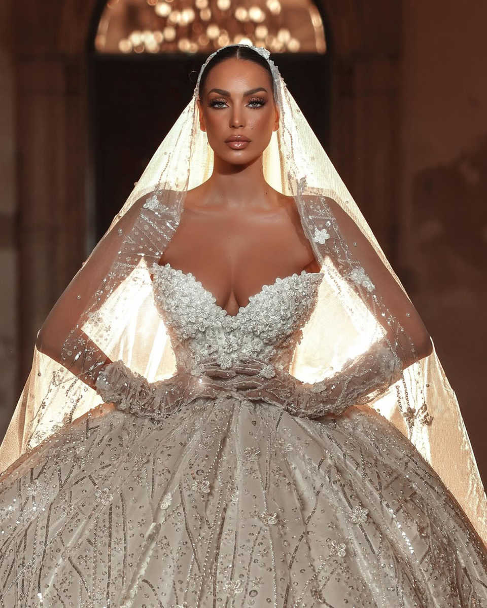 Luxury Wedding Dresses Ball Gown With Strapless Lace Crystal 3D-Floral Appliques Beads Sequins Floor-Length Court Gown Customized Bridal Gowns Vestido