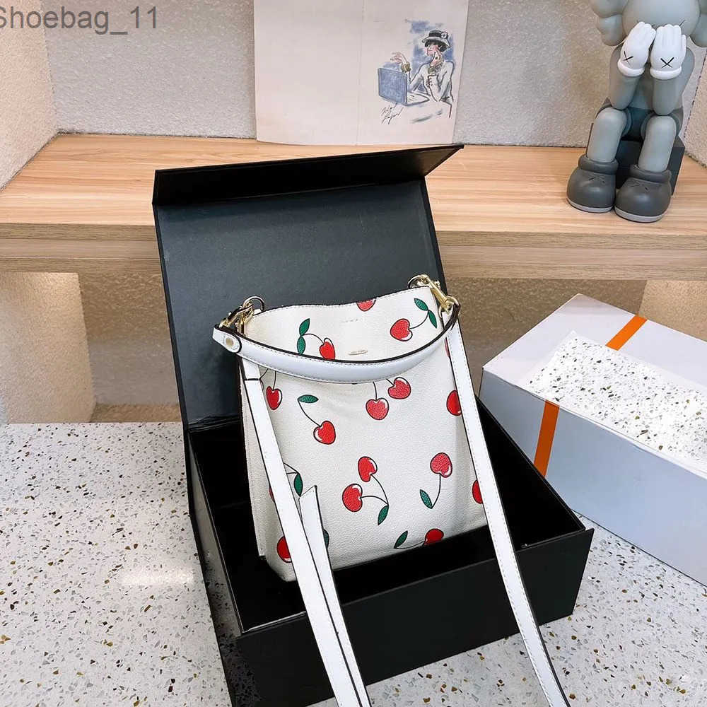 2025 Womens Coachhandbags Handbags Designer Bucket Coachcrossbody Bag Shoulder Luxury Cherry Graphic Printed Leather Tote Ladies Purse 69A