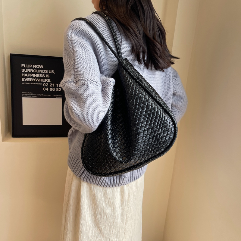 Versatile Large-Capacity Retro Casual Tote Bag for Daily Carry