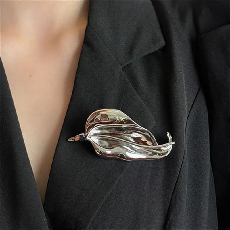 XIALUOKE Vintage Metal Iris Leaves Flower Brooch For Women Unique Delicate Suit Corsage Pins Fashion Accessory Party Jewelry 250225