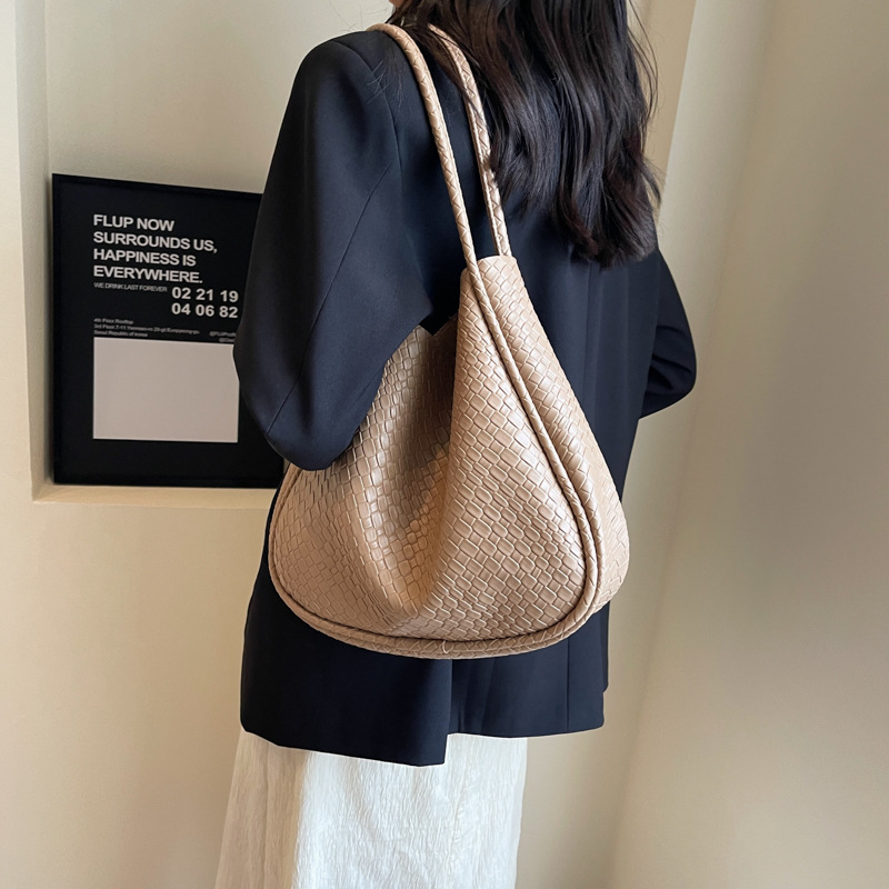 Versatile Large-Capacity Retro Casual Tote Bag for Daily Carry