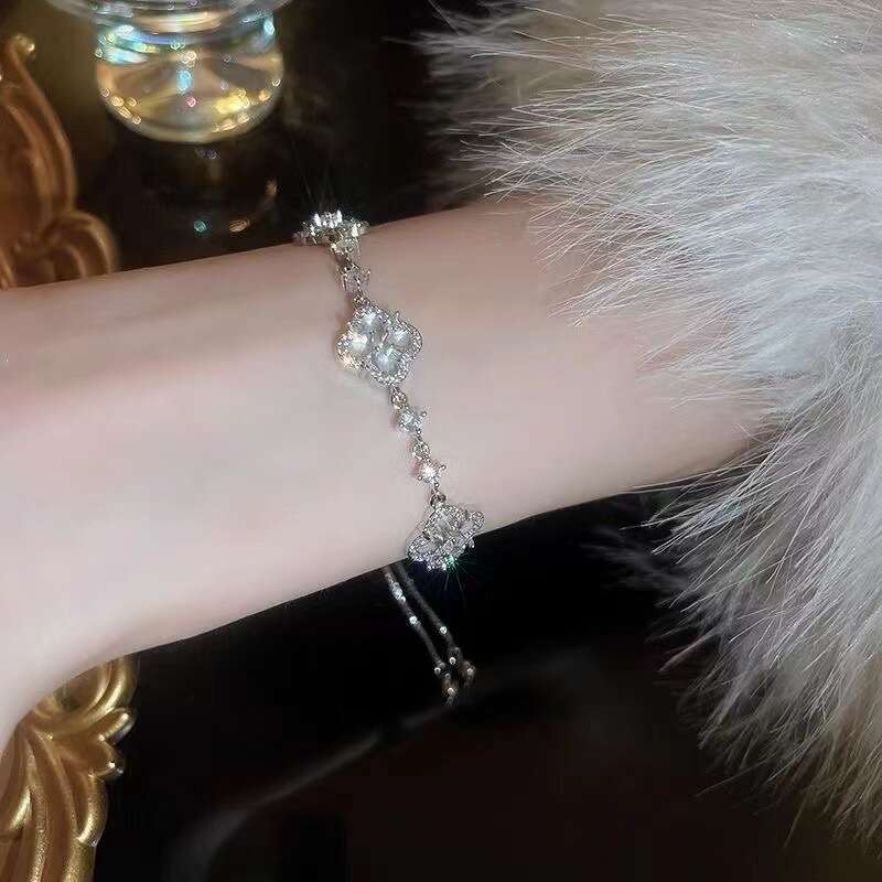 Four petal Zircon wer Bracelet with Light and High Quality, Adjustable Temperament, New Handicraft for Women