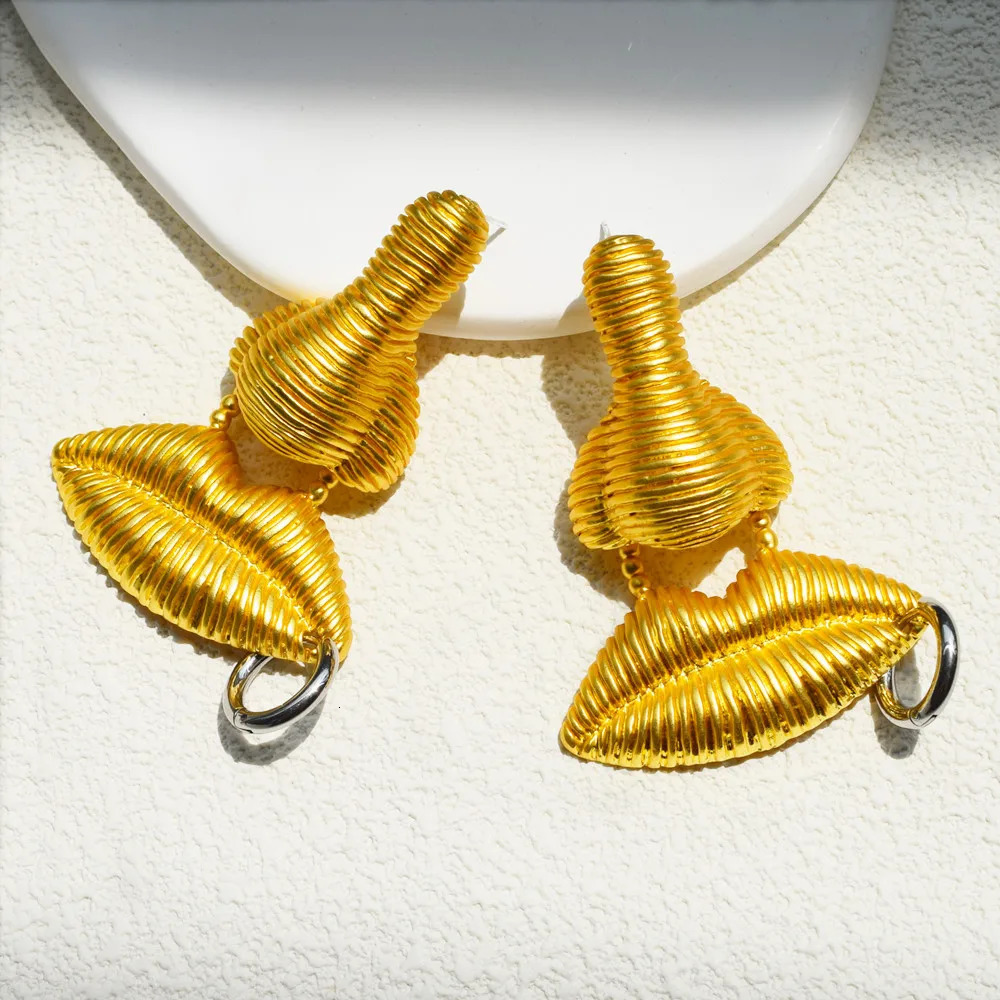 Metal Plated Lip Shaped Dangle Earrings for Women Jewelry Baroque Style Vintage Statement Earrings Accessories 250225