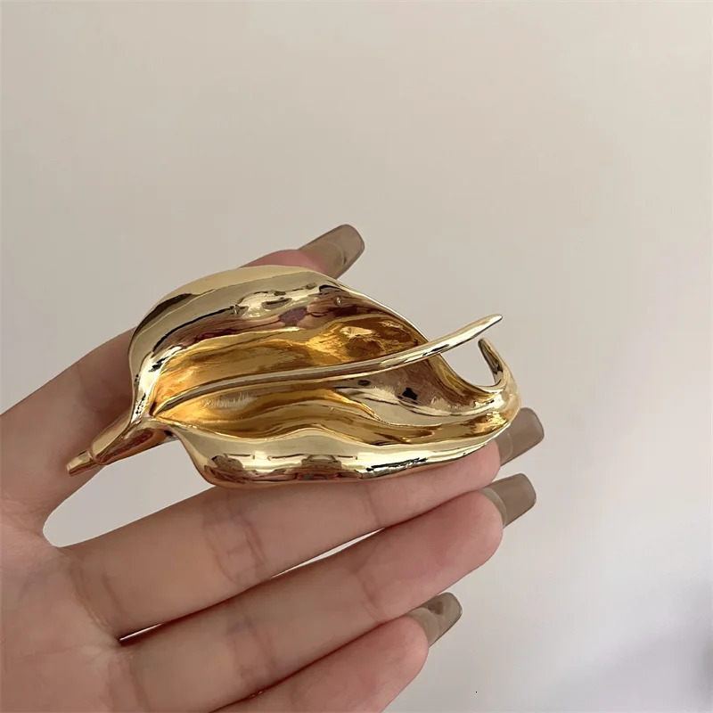 XIALUOKE Vintage Metal Iris Leaves Flower Brooch For Women Unique Delicate Suit Corsage Pins Fashion Accessory Party Jewelry 250225