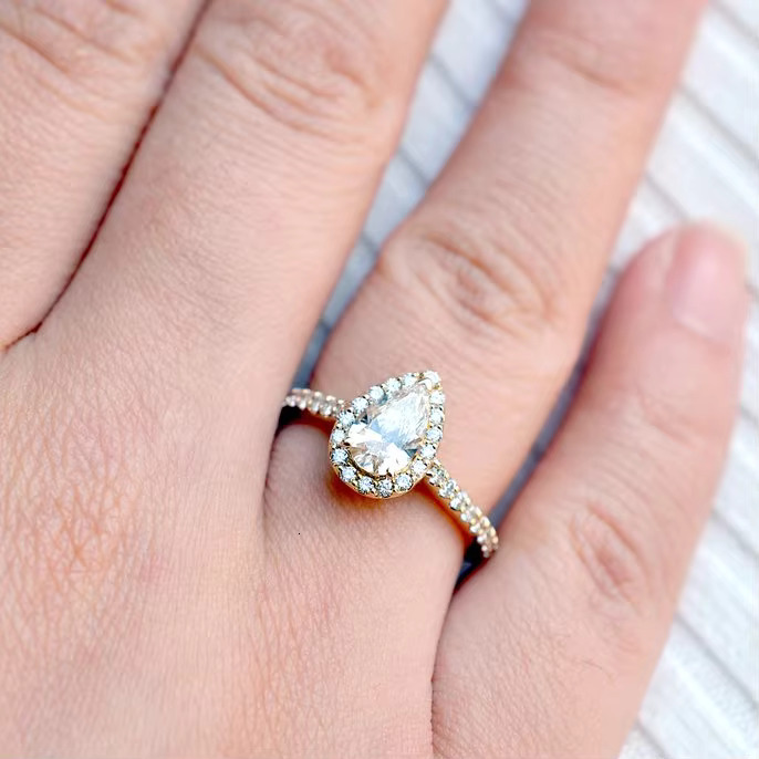 Halo Pave 4/5 CT Pear Cut Moissanite Dia Zircon Sterg Sier Gold Plated Engagement Ring