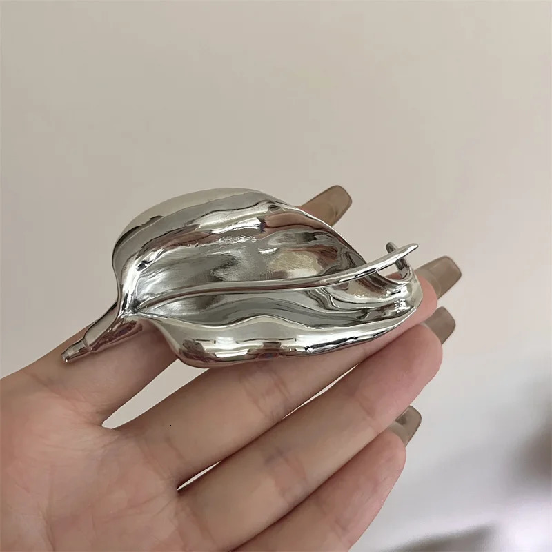 XIALUOKE Vintage Metal Iris Leaves Flower Brooch For Women Unique Delicate Suit Corsage Pins Fashion Accessory Party Jewelry 250225