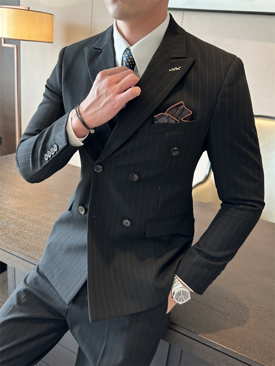 G226Premium Quality Men's Striped Suit - Sleek Design for Grooms and Celebrities
