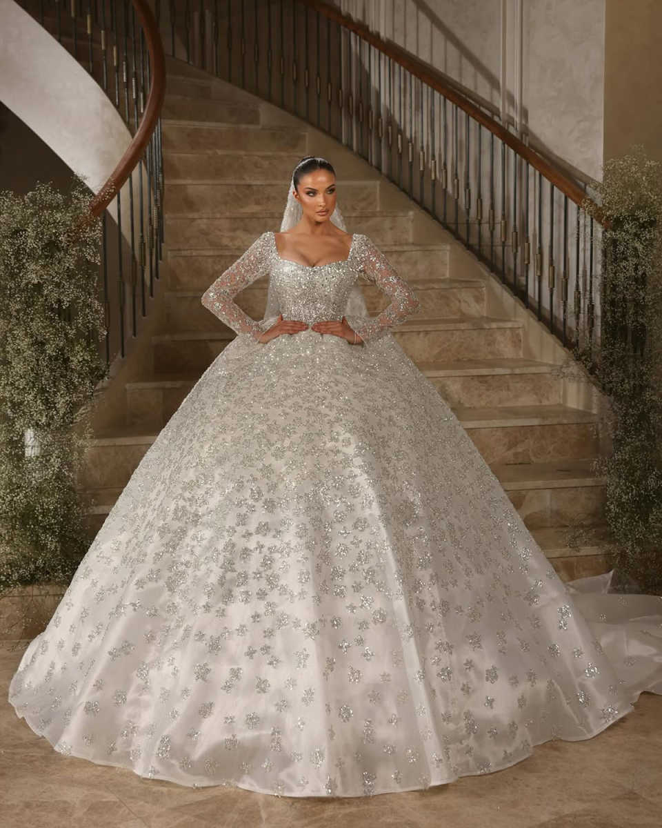 Graceful Ball Gown Wedding Dresses Square Neck Lace 3D Floral Appliques Beaded Sweep Floor Court Gown Customized Bridal Gowns Special Occasion Vestido