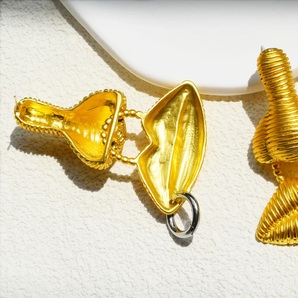 Metal Plated Lip Shaped Dangle Earrings for Women Jewelry Baroque Style Vintage Statement Earrings Accessories 250225