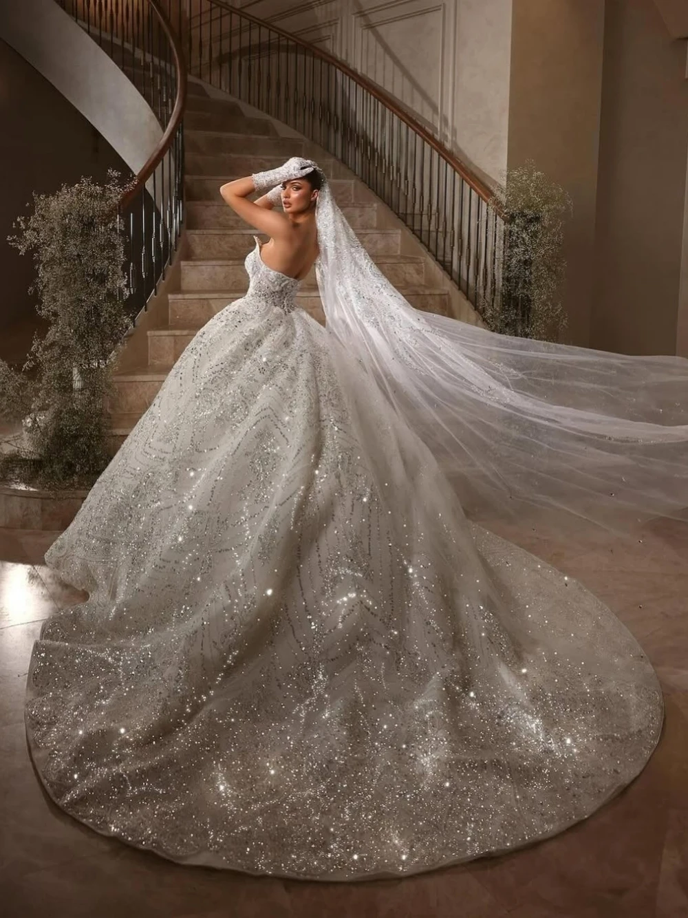 A e Women Wedding Sweetheart Neck Sleeveless Backless Bridal Gowns Sequins Crystal Sweep Train Dress Custom Made