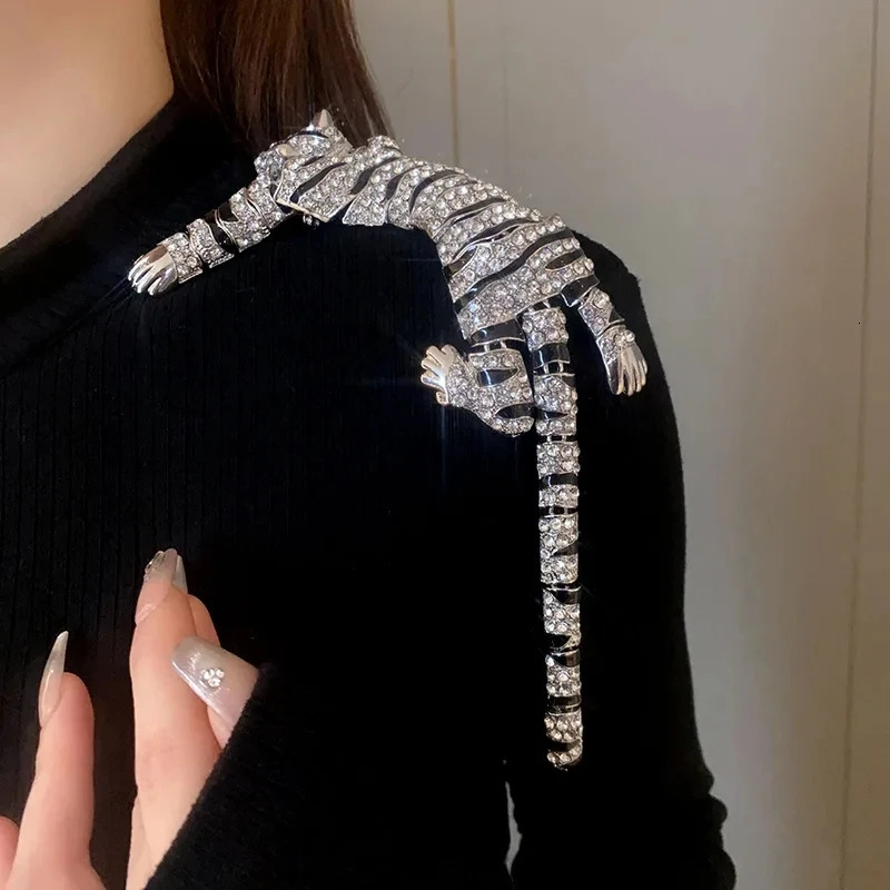 Vintage Hyperbole Rhinestones Large Tiger leopard Shoulder Decor Brooches Men Women Unique Party Jewelry Accessory 250225