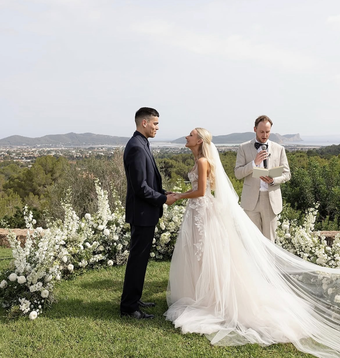 Bohemian Spaghetti Strap Backless A-Line Wedding Dress with Lace Appliques 2025 Collection Beach Tulle Bridal Gowns