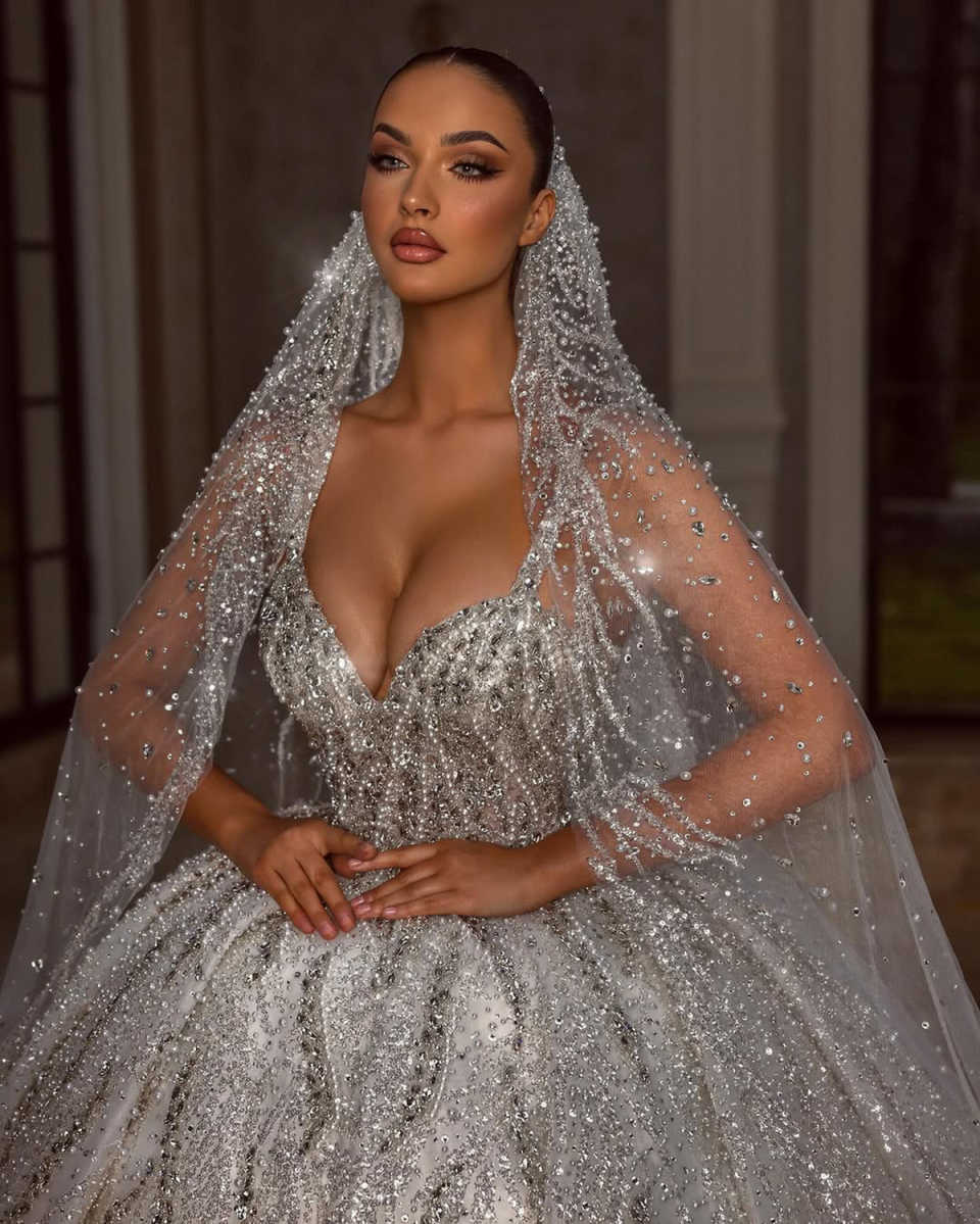 2025 New Designer Wedding Dresses Ball Gown Spaghetti Strap Lace Crystal Appliques Beads Sequins Floor-Length Court Gown Customized Bridal Gowns Vesti
