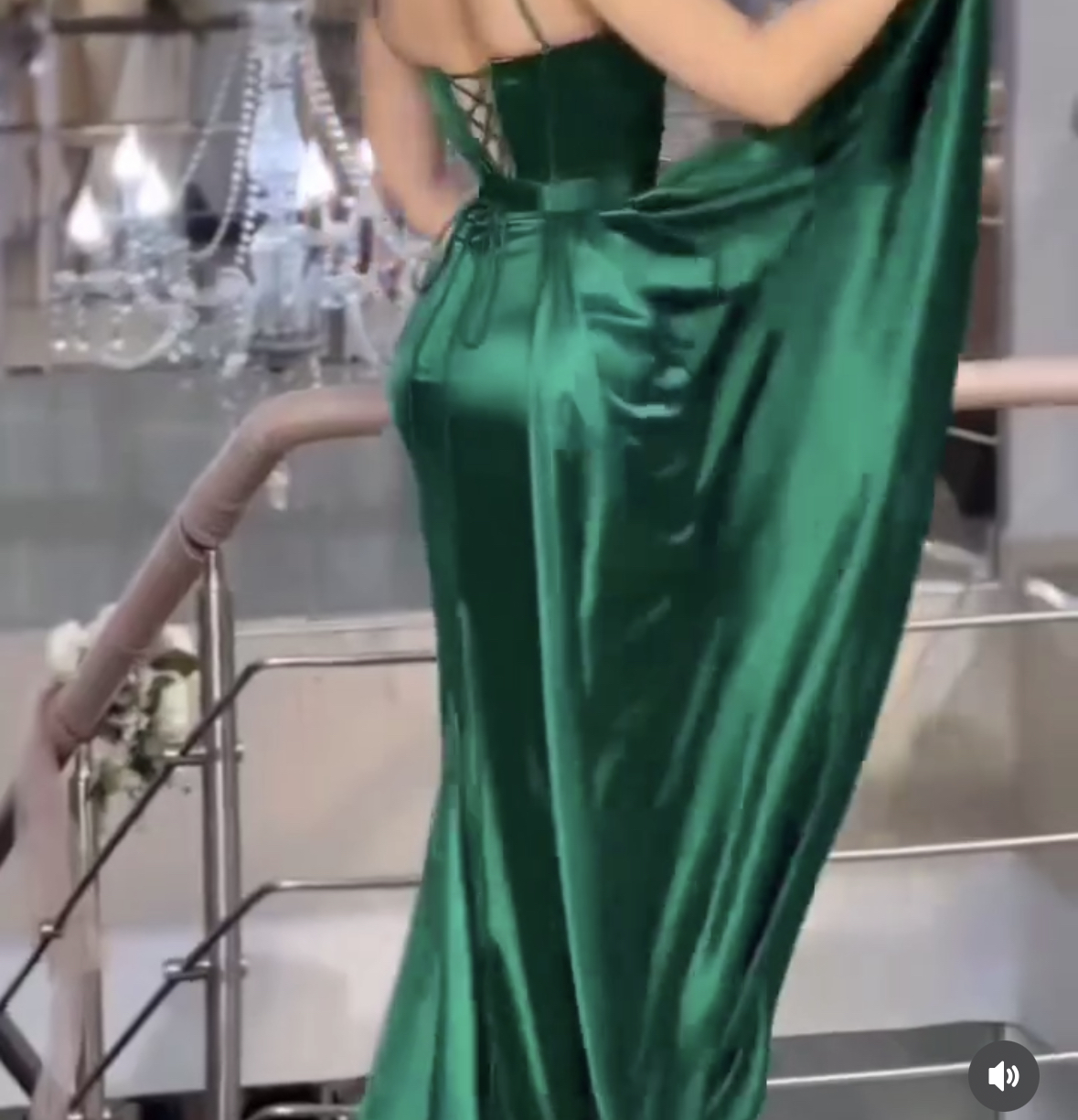 Spaghetti Straps Mermaid Prom Dresses Side Slit Sexy Emerald Green Satin Special Occasion Gowns Beaded Sweetheart Neckline Sleeveless Pageant Evening 