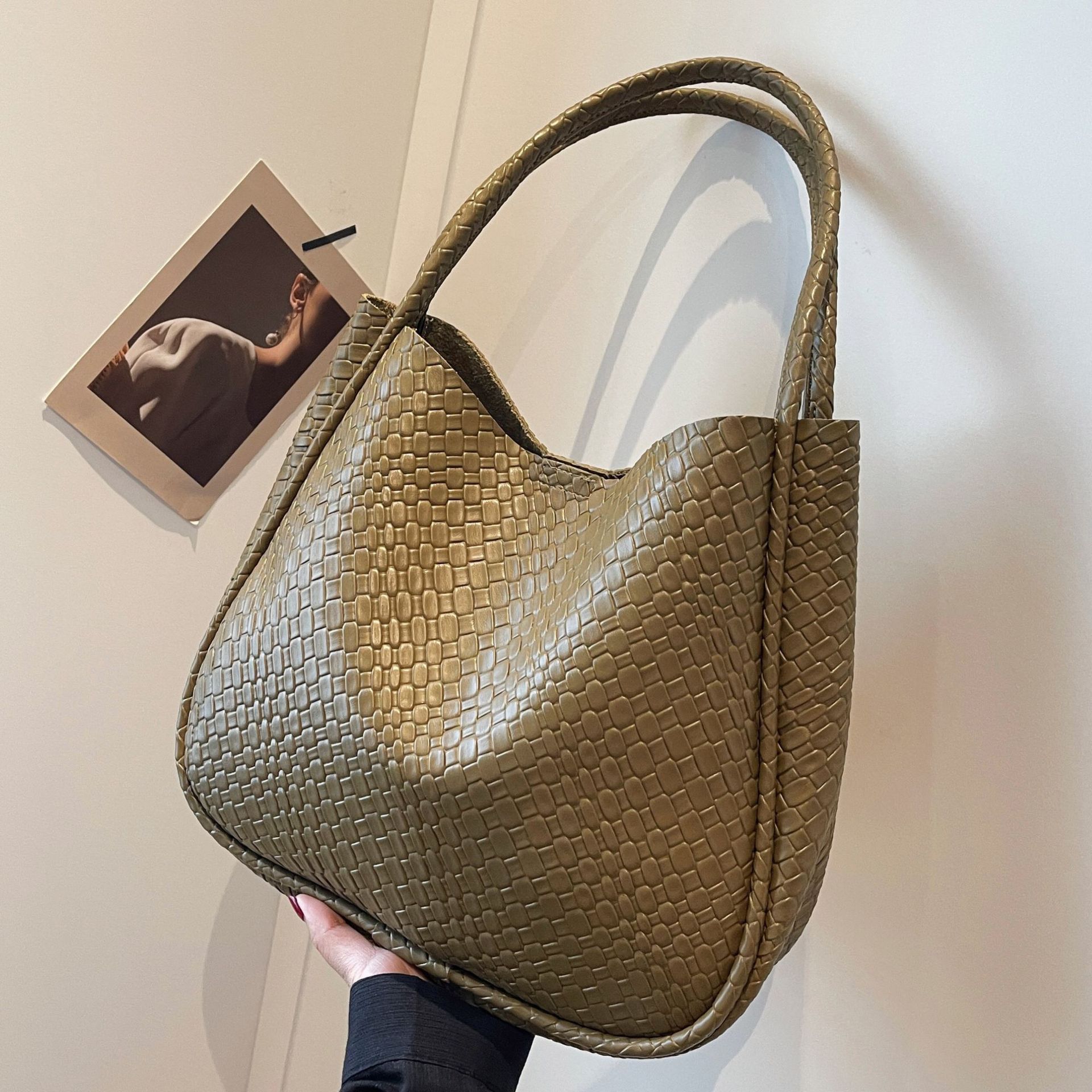 Versatile Large-Capacity Retro Casual Tote Bag for Daily Carry