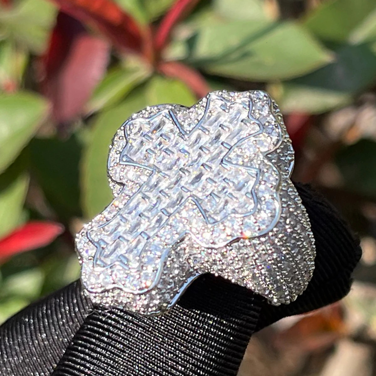 Bubble Letter Cross Finger Ring Iced Out AA Zircon Prong Setting Fashion Luxulry Men Hip Hop Jewelry for Gift 250225