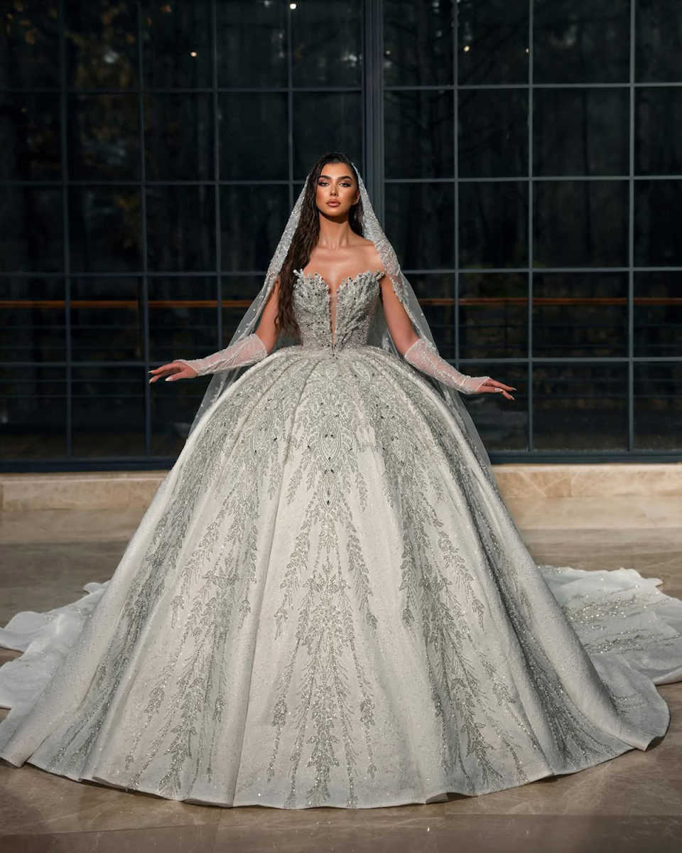 Exquisite Ball Gown Wedding Dresses Strapless Lace Crystal Appliques Beaded Sweep Floor Court Gown Customized Bridal Gowns Special Occasion Vestidos D