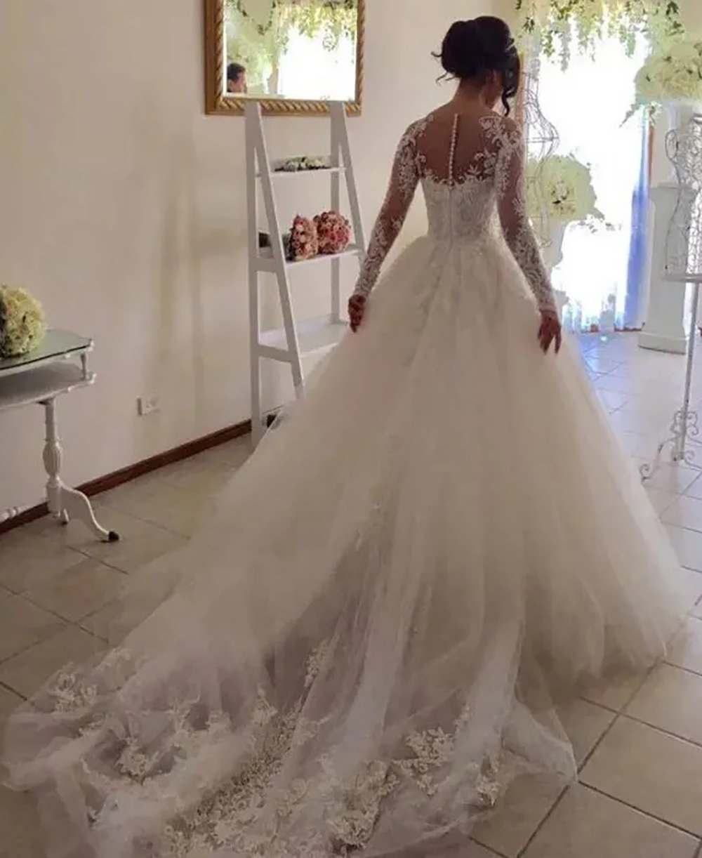 A-Line Wedding Dresses Lace Appliques Long Sleeves Beaded Princess Bridal Gowns Chapel Train Ivory Tulle Bride Formal Wear