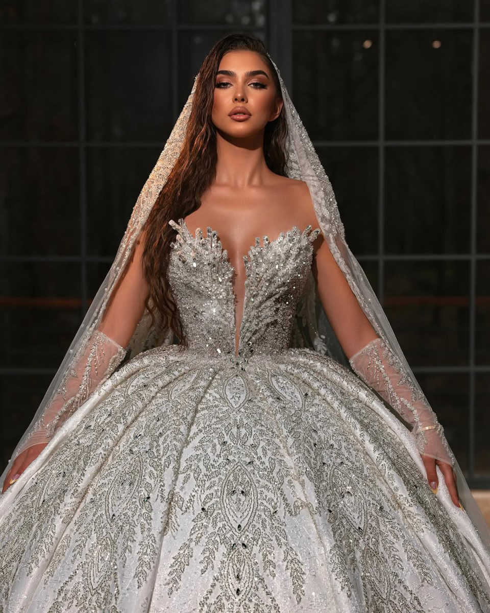 Exquisite Ball Gown Wedding Dresses Strapless Lace Crystal Appliques Beaded Sweep Floor Court Gown Customized Bridal Gowns Special Occasion Vestidos D