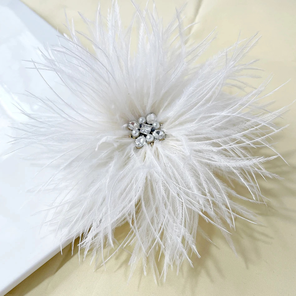 2024 Fashion Vintage Party Dress Big Brooch Hair Decoration Rhinestone Natural Feather Ostrich Hair Christmas Brooch Accessorie 250225