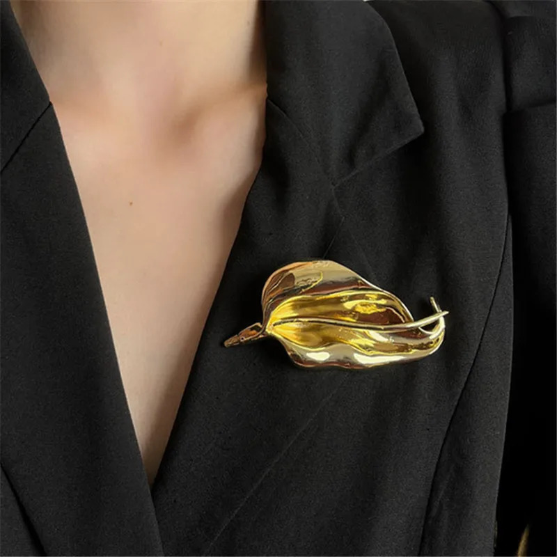 XIALUOKE Vintage Metal Iris Leaves Flower Brooch For Women Unique Delicate Suit Corsage Pins Fashion Accessory Party Jewelry 250225